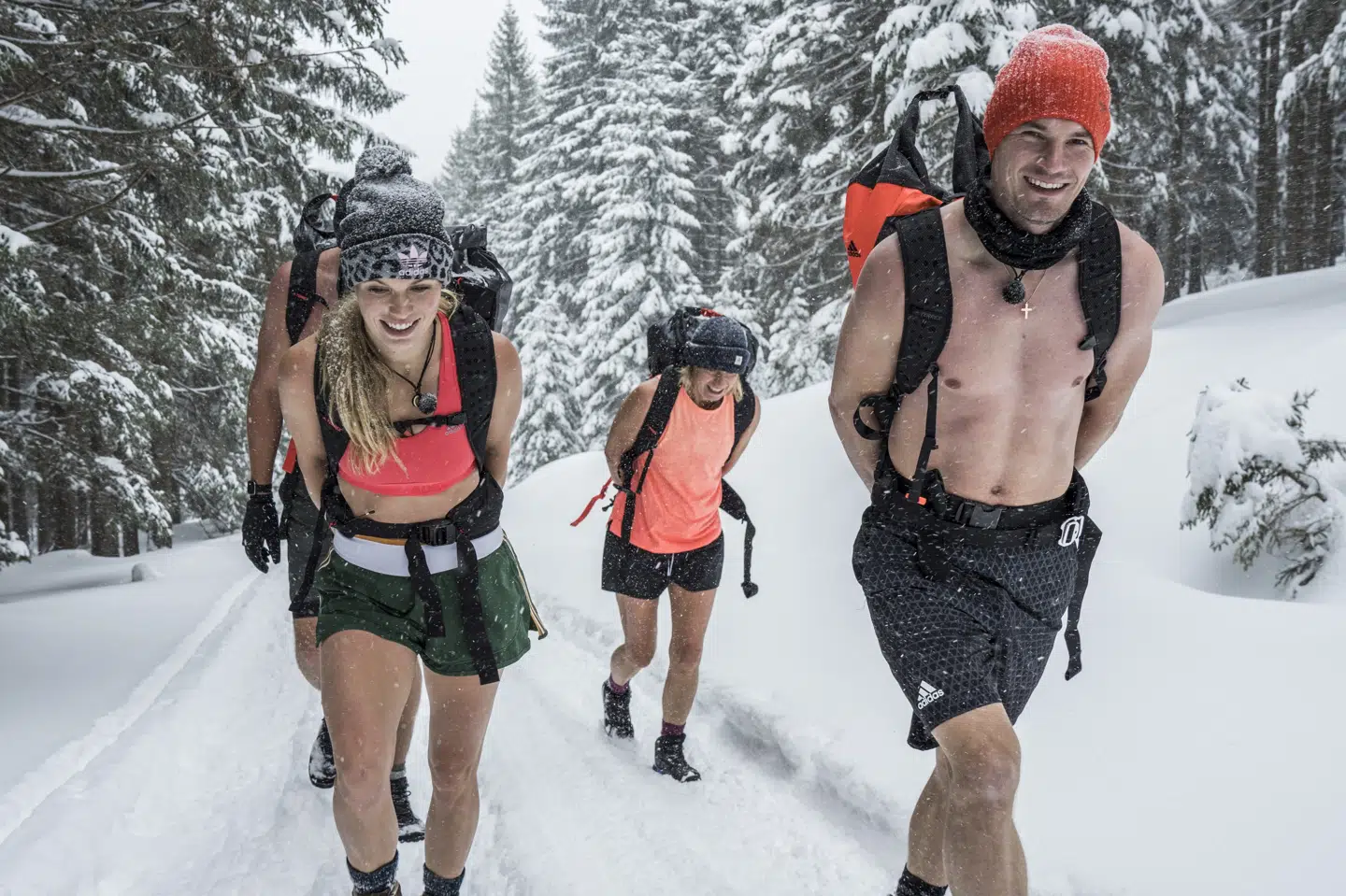 Inden familien begav sig til bjergfoden af Kilimanjaro, ventede et intenst træningsforløb, som skulle forberede dem til turen mod toppen. I de polske bjerge ventede kuldetræning hos hollandske Wim Hof, som også går under navnet The Ice Man. Kuldetræningen skulle lære familien Wozniacki at nå toppen af Kilimanjaro uden overtøj, som var et af benspændene i missionen. Her ses Caroline Wozniacki til venstre, Patrik Wozniacki til højre og søskendeparrets mor, Anna Wozniacki, i midten. Per Arnesen / Discovery Networks Danmark/Free