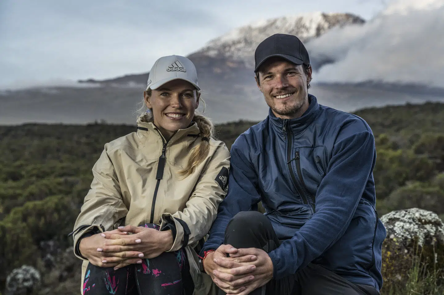 Konkurrencegenet og søskendekærligheden lyser ud af Caroline og Patrik Wozniacki, som sammen med forældrene Anna og Piotr Wozniacki, Caroline Wozniackis mand, David Lee, og svigermor, Susan Lee, satte sig for at bestige Kilimanjaro i Tanzania. Om familien når toppen, kan ses i programserien Klædt af mod toppen med familien Wozniacki på Dplay og Kanal 5. Per Arnesen / Discovery Networks Danmark/Free