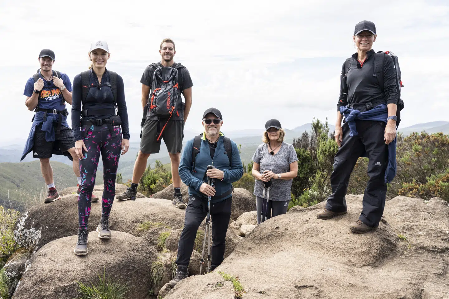 Hvordan programserien Klædt af mod toppen med familien Wozniacki blev til, fortæller Caroline Wozniacki til Ritzau her: »Producenterne skrev først til min bror, Patrik, som præsenterede idéen for mig. Jeg tænkte, det kunne være cool at afprøve nye grænser. Jeg fortalte David om idéen og til mine forældre, som også gerne ville med. Så sagde David, at hans mor også kunne være med. Og så endte vi alle sammen i programmet, så det kunne blive et rigtigt familieeventyr.«