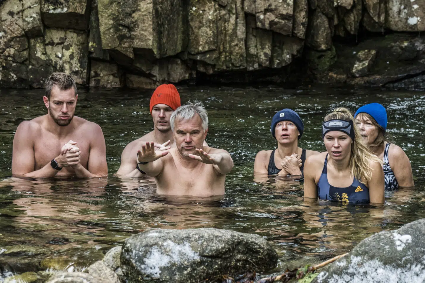 »Inden turen til Kilimanjaro skulle familien lære at håndtere ekstrem kulde. - Det var hårdt for mig at skulle ned i iskoldt vand. Det er noget, jeg aldrig har været super glad for. Men det har været super fedt at presse grænserne og prøve ting, vi ikke havde prøvet før,« siger Caroline Wozniacki til Ritzau.