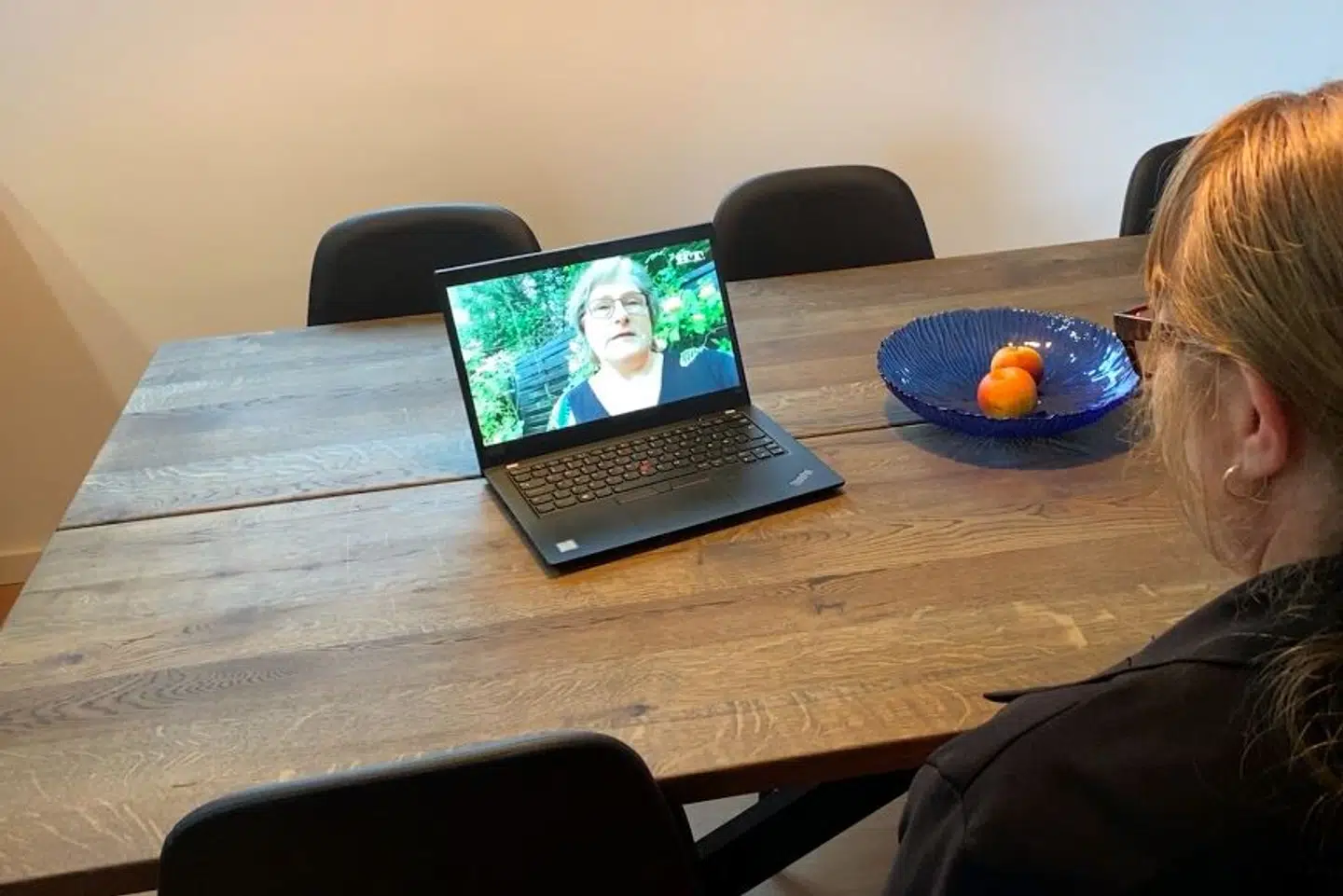 Majbritt bor på Sjælland, og Joan bor i Jylland, så der var desværre for langt imellem dem, til at Joan kunnne være der under overraskelsen.