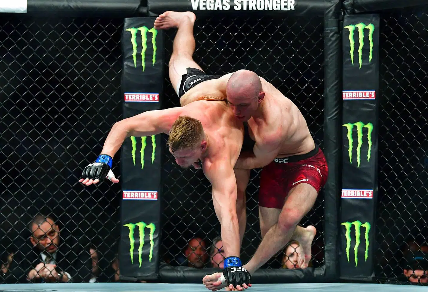 Mark O. Madsen smider rundt med Austin Hubbard ved UFC 248 i Las Vegas, Nevada.