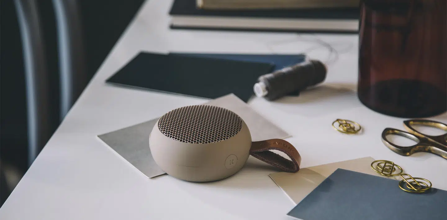 En praktisk højtaler, der er nem at transportere rundt. Perfekt til strandturen