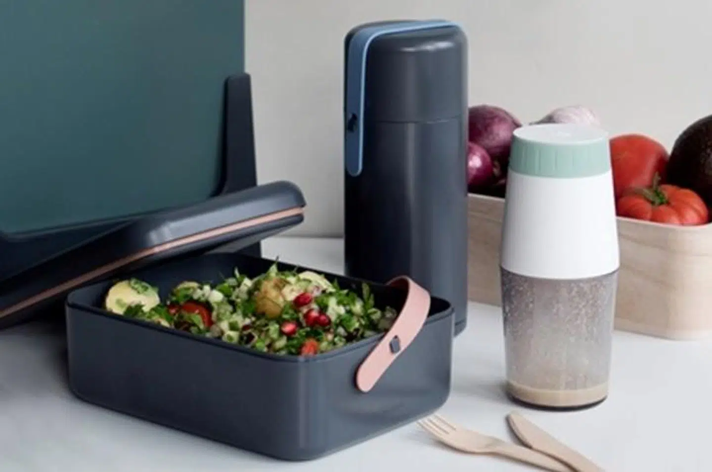 Hvis du planlægger en dagstur til stranden, er det en god idé at pakke lidt proviant. Her får du brug for en praktisk madkasse som denne.