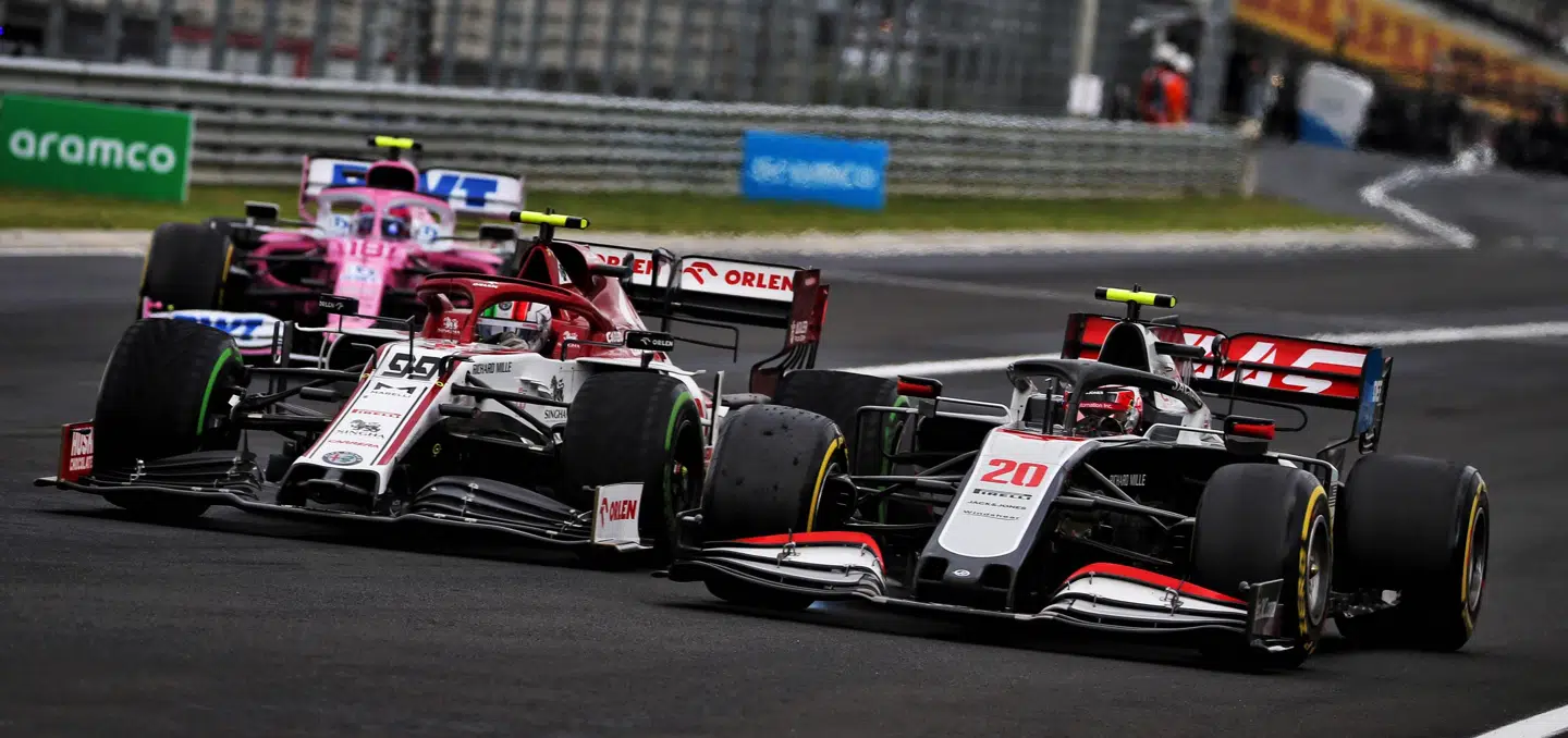 Kevin Magnussen (t.h.) i kamp med Antonio Giovinazzi (Alfa Romeo) i søndagens grandprix i august. Alfa Romeo er Magnusens eneste realistiske 2021-alternativ til Haas F1 Team.