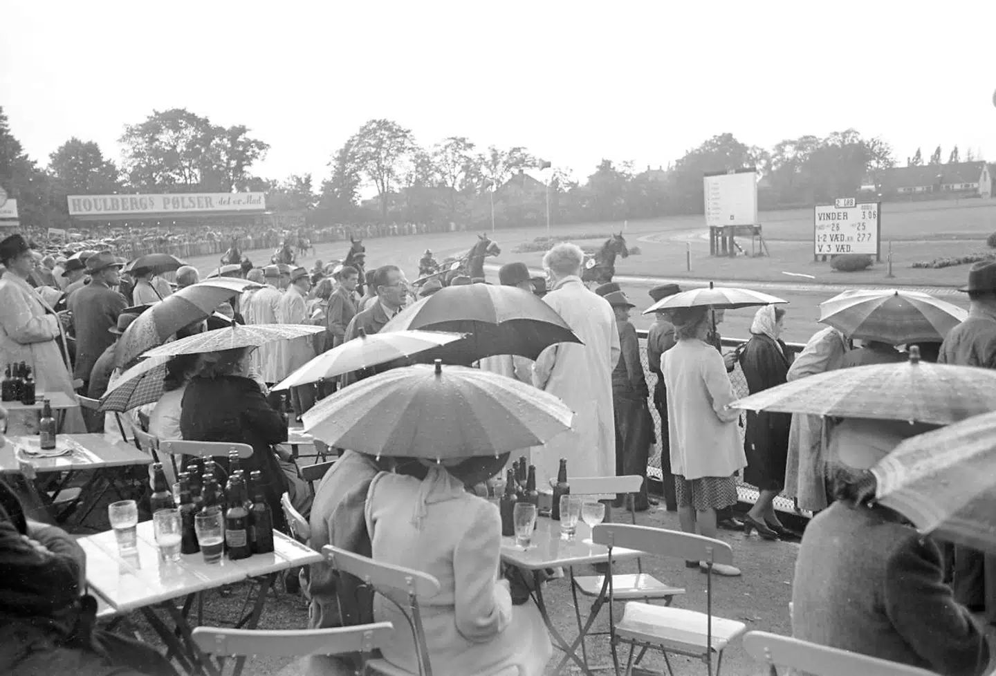 Dansk Trav Derby 1947 blev vundet af hesten 'Ilka Nichols' med Sofus Sørensen i Sulkyen. Tiden 1.31,1 var ikke fremragende, men det regnede meget. Der var stor interesse for både væddeløbet og ølflaskerne.