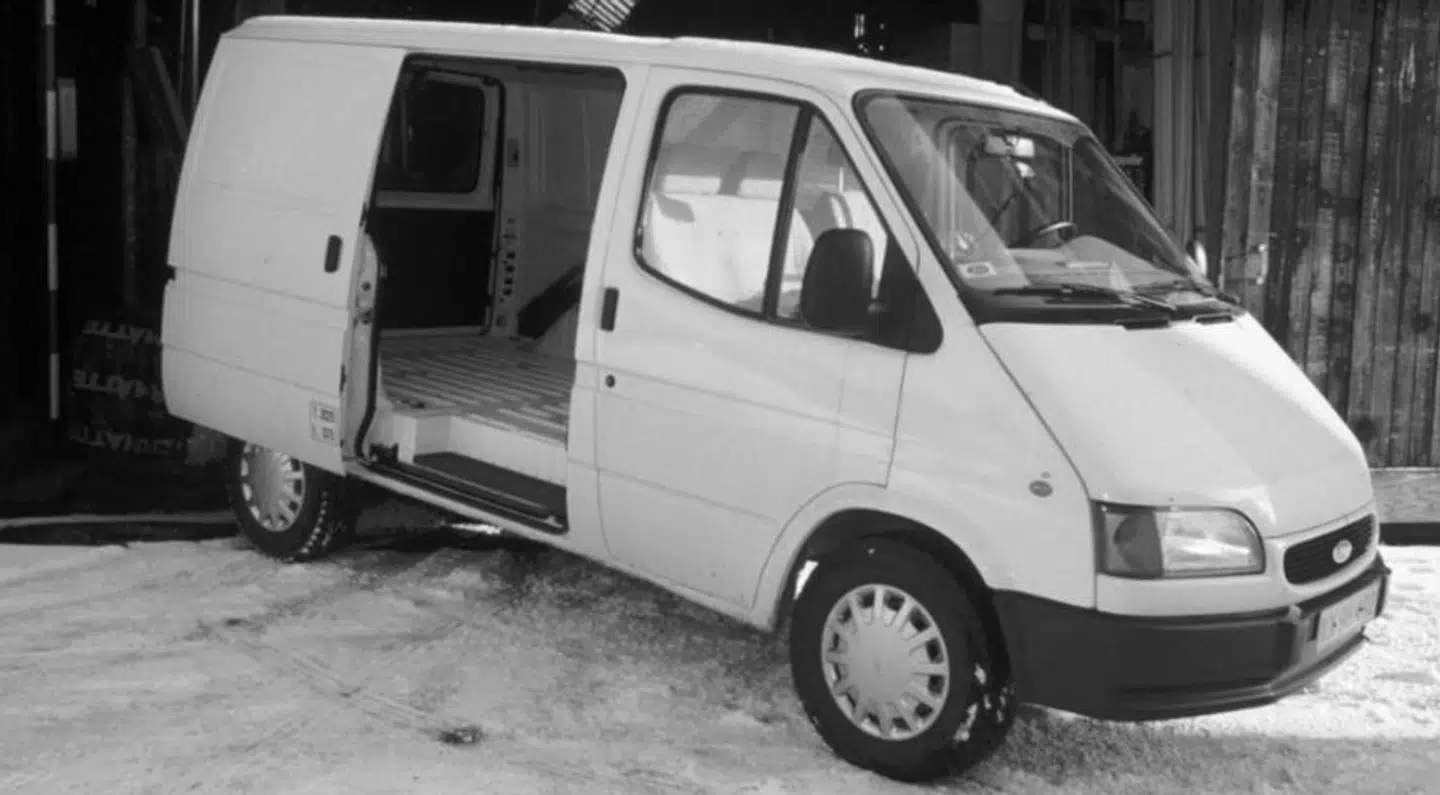 Kvinden kan ikke sige med sikkerhed, hvilken bilmodel hun så den aften ved Regnemarks Bakke. Den eneste varebil, hun kender til, er en Ford Transit, som ses på billedet her. Modellen her er dog af ældre dato.