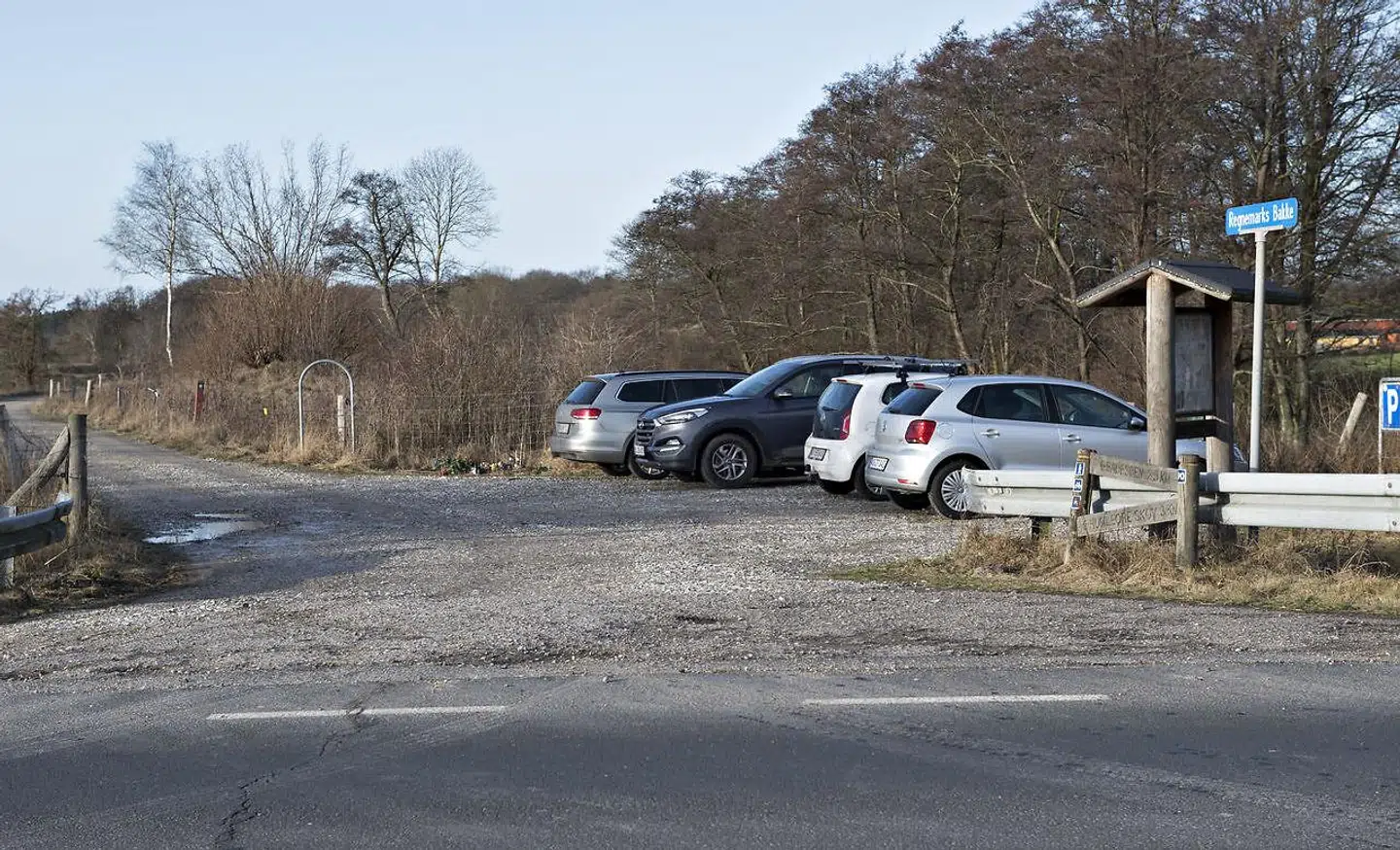 Den grusbelagte parkeringsplads ved Regnemarks Bakke.