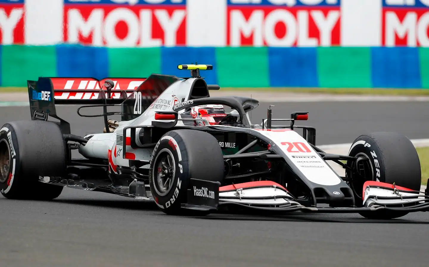 Kevin Magnussen skal finde sig en ny arbejdsgiver, mener John Nielsen. (Photo by Darko Bandic / POOL / AFP)