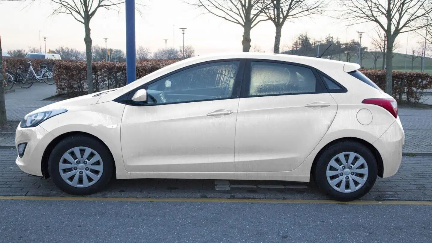 Det er en hvid eller lys Hyundai i30 – eller en bil, der ligner den meget – som politiet efterlyser 11 måneder efter, Emilie Meng forsvandt. Politiet ser bilen som en vigtig brik i efterforskningen.