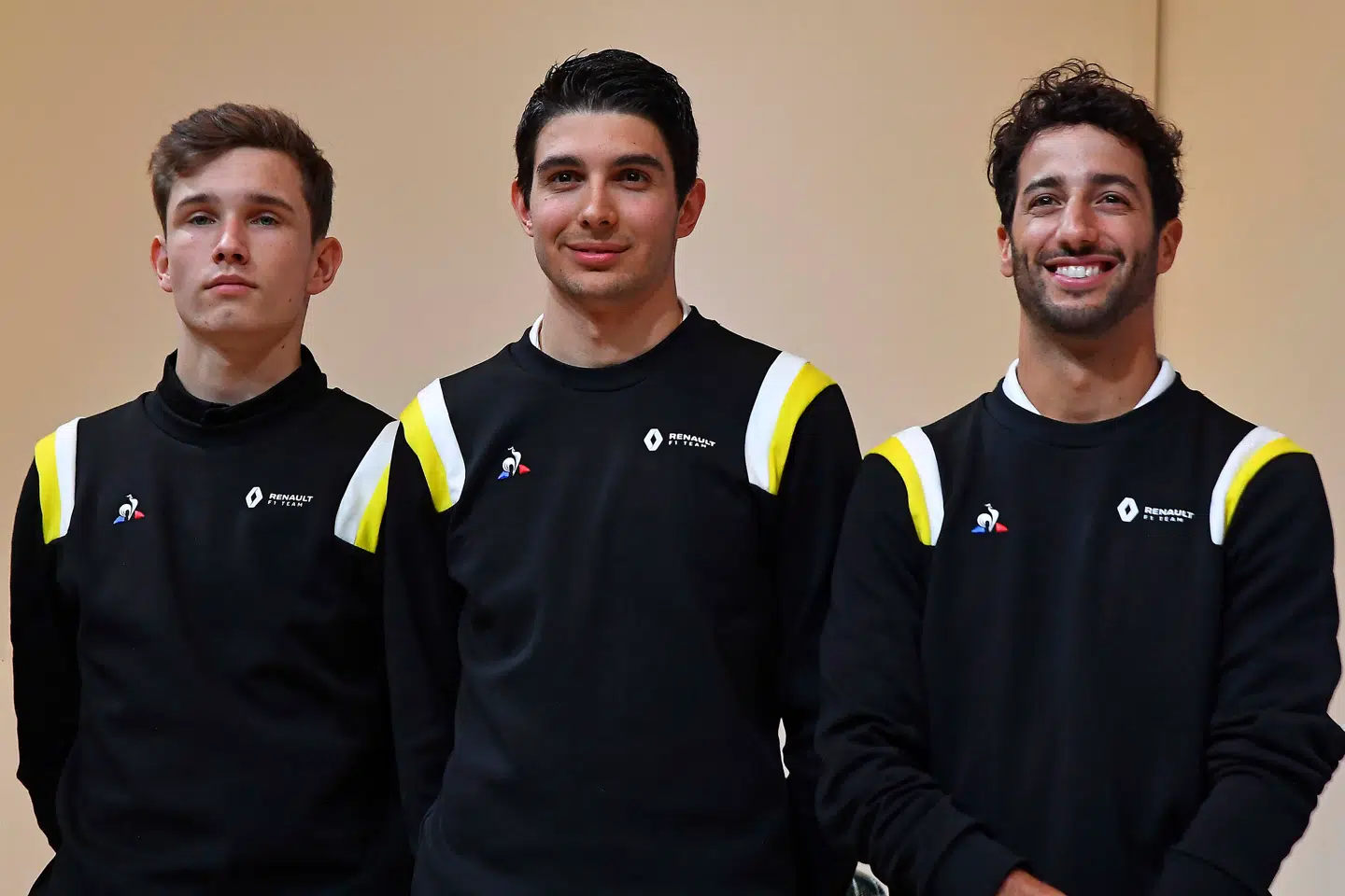 Christian Lundgaard (tv.) med Renault-teamets nuværende kørere, Esteban Ocon og Daniel Ricciardo (th.). Den danske teenager kan ifølge teamchef Cyril Abiteboul afløse Ricciardo i 2021.
