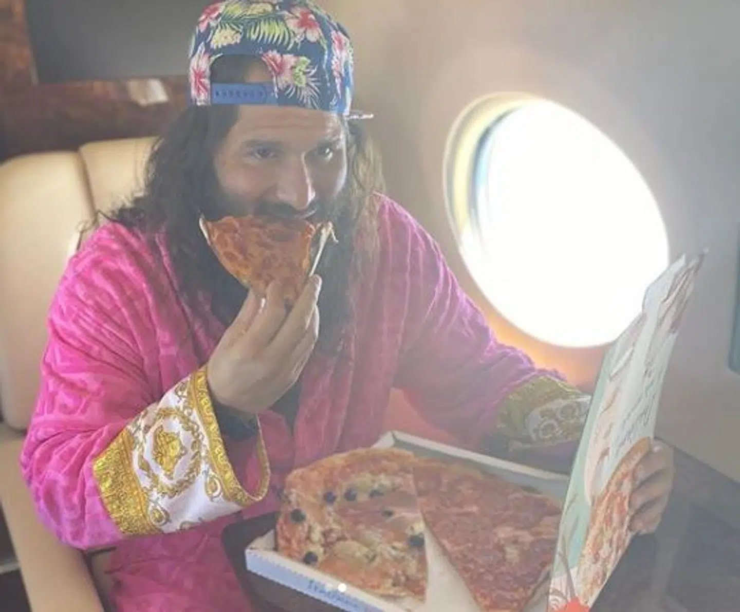 Jorge Masvidal fik sig en pizza på flyet mod Abu Dhabi.