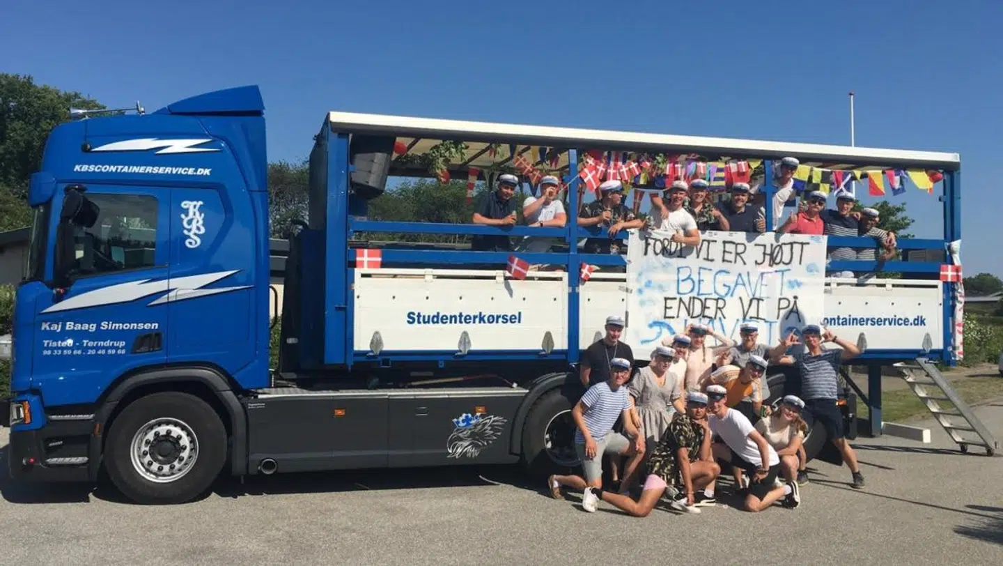 3. N fra Maritim Student-Uddannelsen i Frederikshavn kørte forbi Elses mors begravelse og så blev der helt stille. Foto: Privat