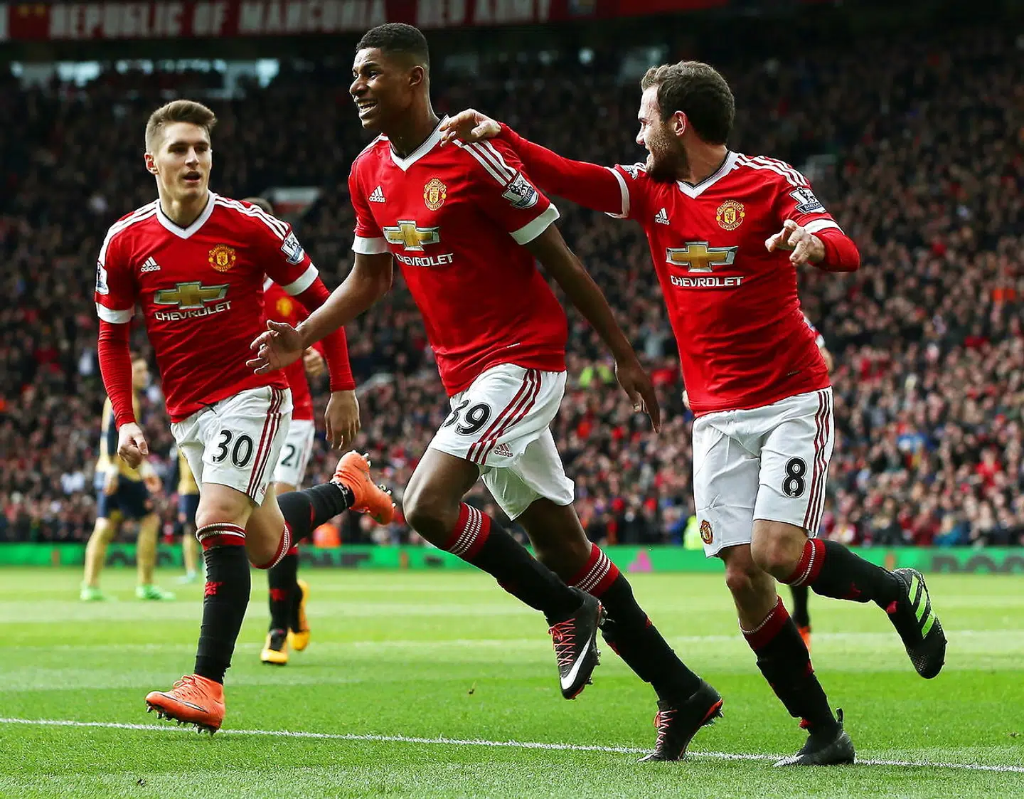 Guillermo Varela (tv.) jubler sammen med Marcus Rashford og Juan Mata i Premier League-kampen mod Arsenal 28. februar 2016.