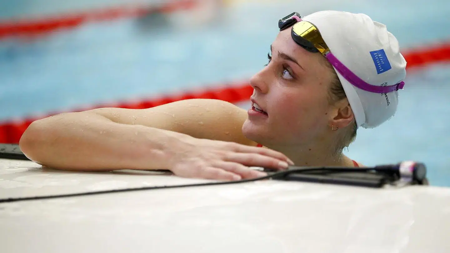 Sarah Bro stopper som svømmer.