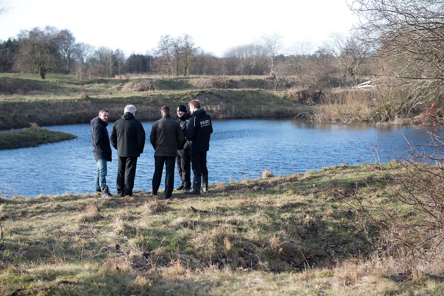 Politiet inspicerer søen i Regnemarks Bakke, hvor liget af Emilie Meng blev fundet den 24. december 2016. Det er efterforskningsleder på sagen, Søren Ravn-Nielsen, nummer to fra venstre.
