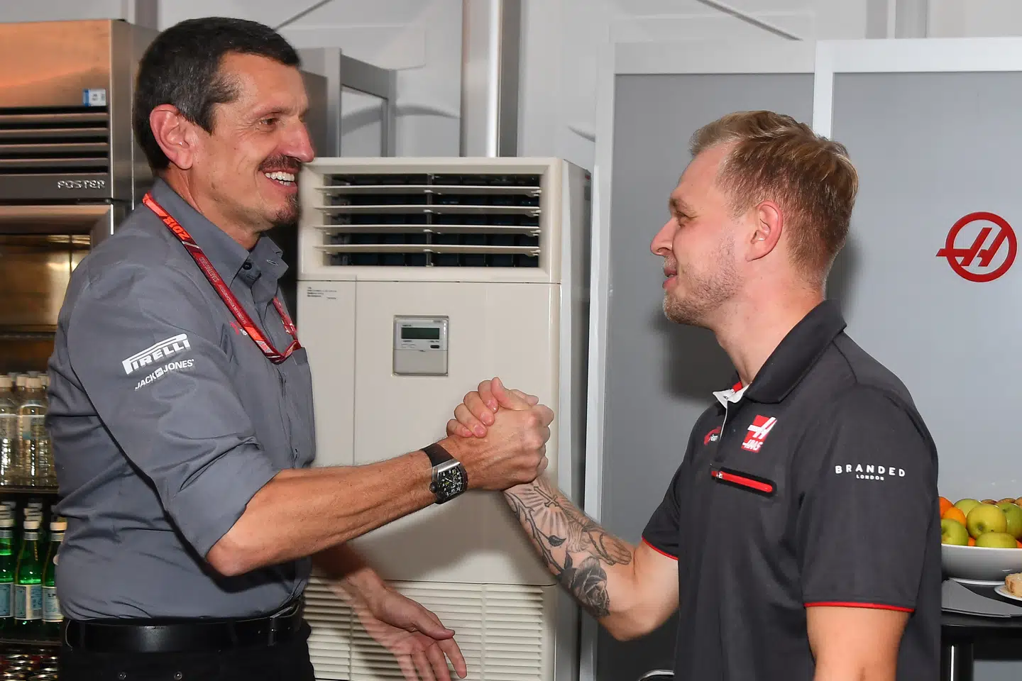 Günther Steiner (tv.) siger, at der endnu ikke er taget stilling til, om Haas-teamet fortsætter i Formel 1 i 2021.