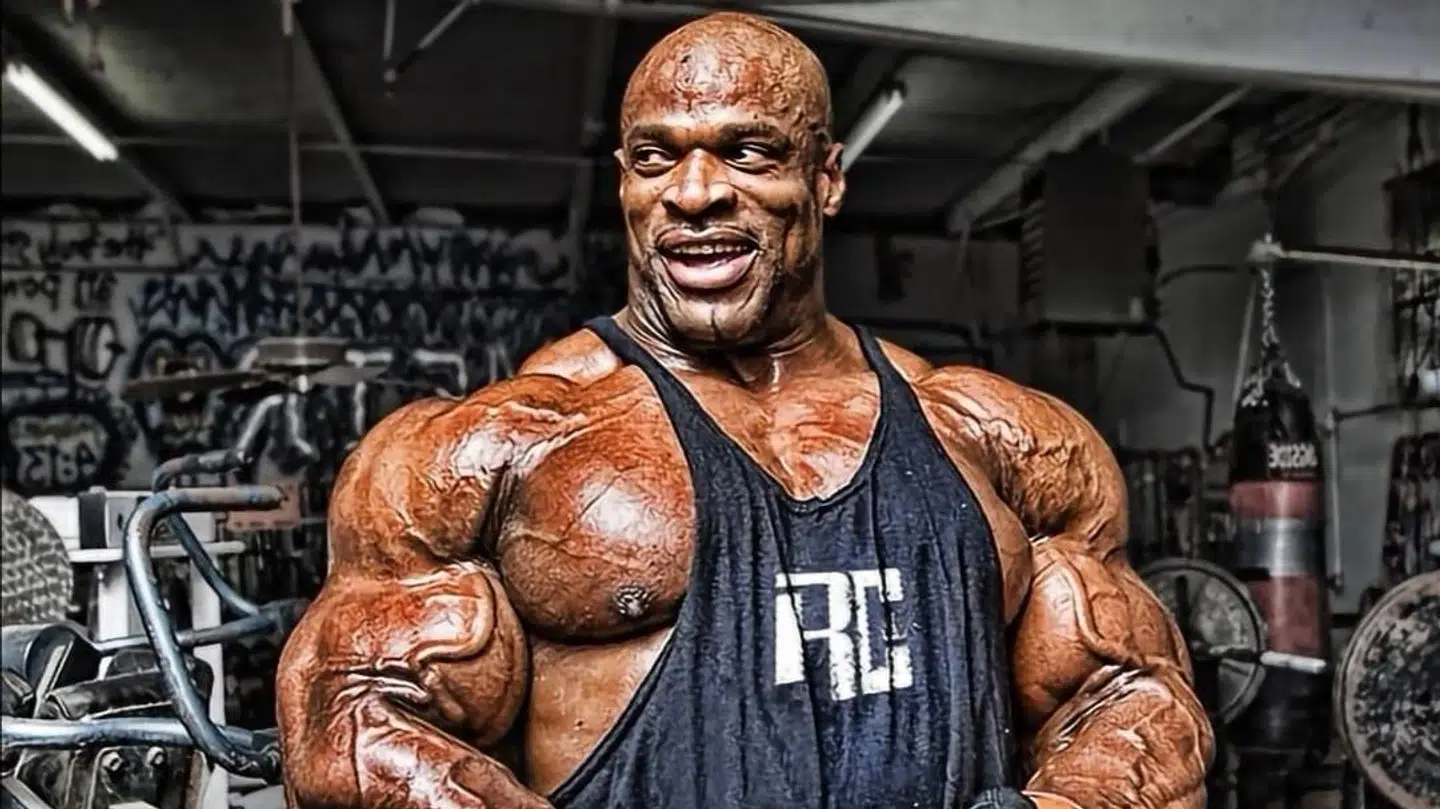 Ronnie Coleman i sin storhedstid med en fysik, som ikke kan opnås uden brug af steroider, siger han selv.