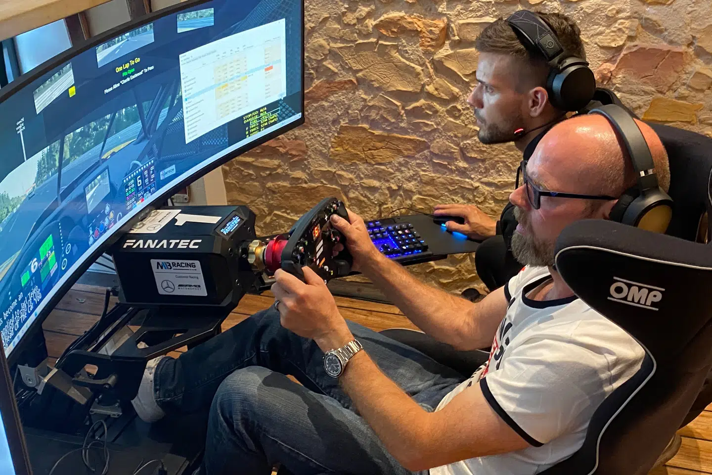 Jan Magnussen (bag rattet) og Dennis Lind under det virtuelle 24-timersløb i Le Mans. I nat fik Kevin Magnussen også en serie omgange i teamets trænings-server.