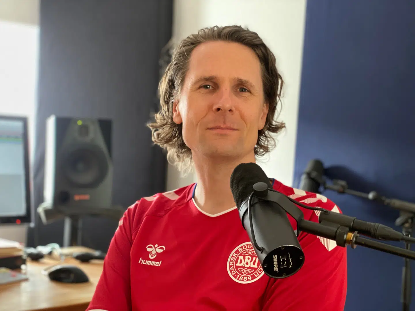 37-årige Jeppe Lindegaard står bag den uofficielle EM-sang, der udgives i dag.