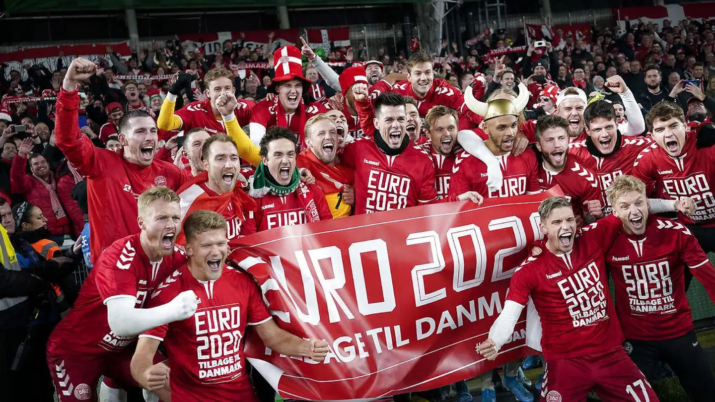 Landsholdets sammenhold bliver også nævnt i sangen. Her ses spillerne efter den sidste kamp mod Irland i 2019, der sikrede kvalifikationen til det nu udskudte EM 2020.