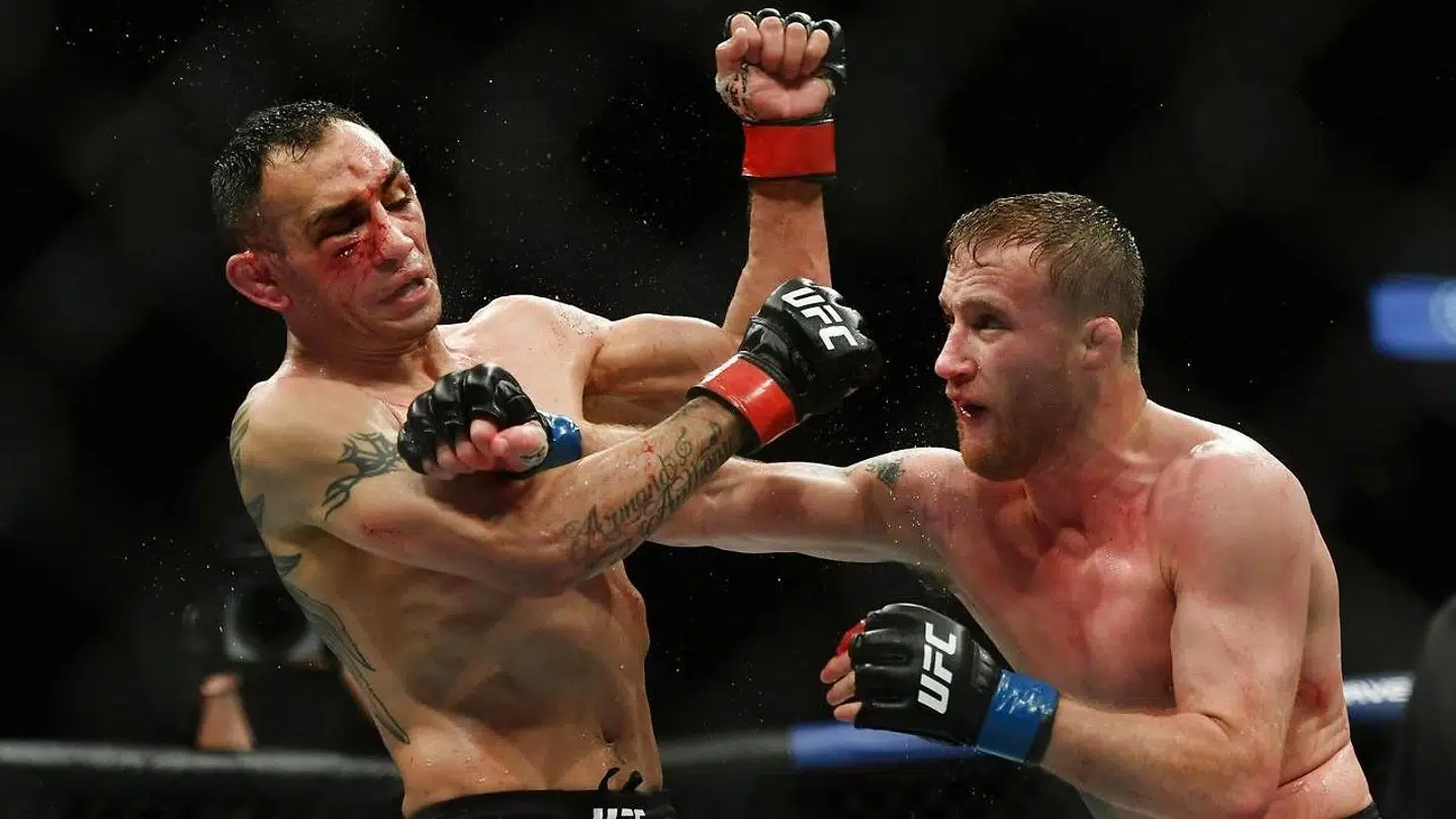 Justin Gaethje (th.) under sin seneste kamp mod Tony Ferguson 9. maj 2020, hvor han på imponerende vis sikrede sig interrim-titlen i UFC's letvægtsklasse.