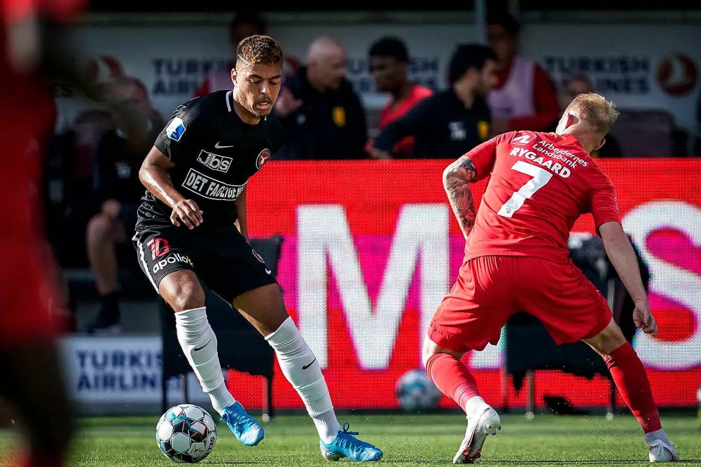 FC Midtjyllands Evander Ferreira dribler forbi FC Nordsjællands Mikkel Rygaard under 3F Superliga-kampen mellem FC Nordsjælland og FC Midtjylland på Right to Dream Park i Farum, søndag den 7. juni 2020. Kampen endte med en sejr på 1-0 til FC Midtjylland.