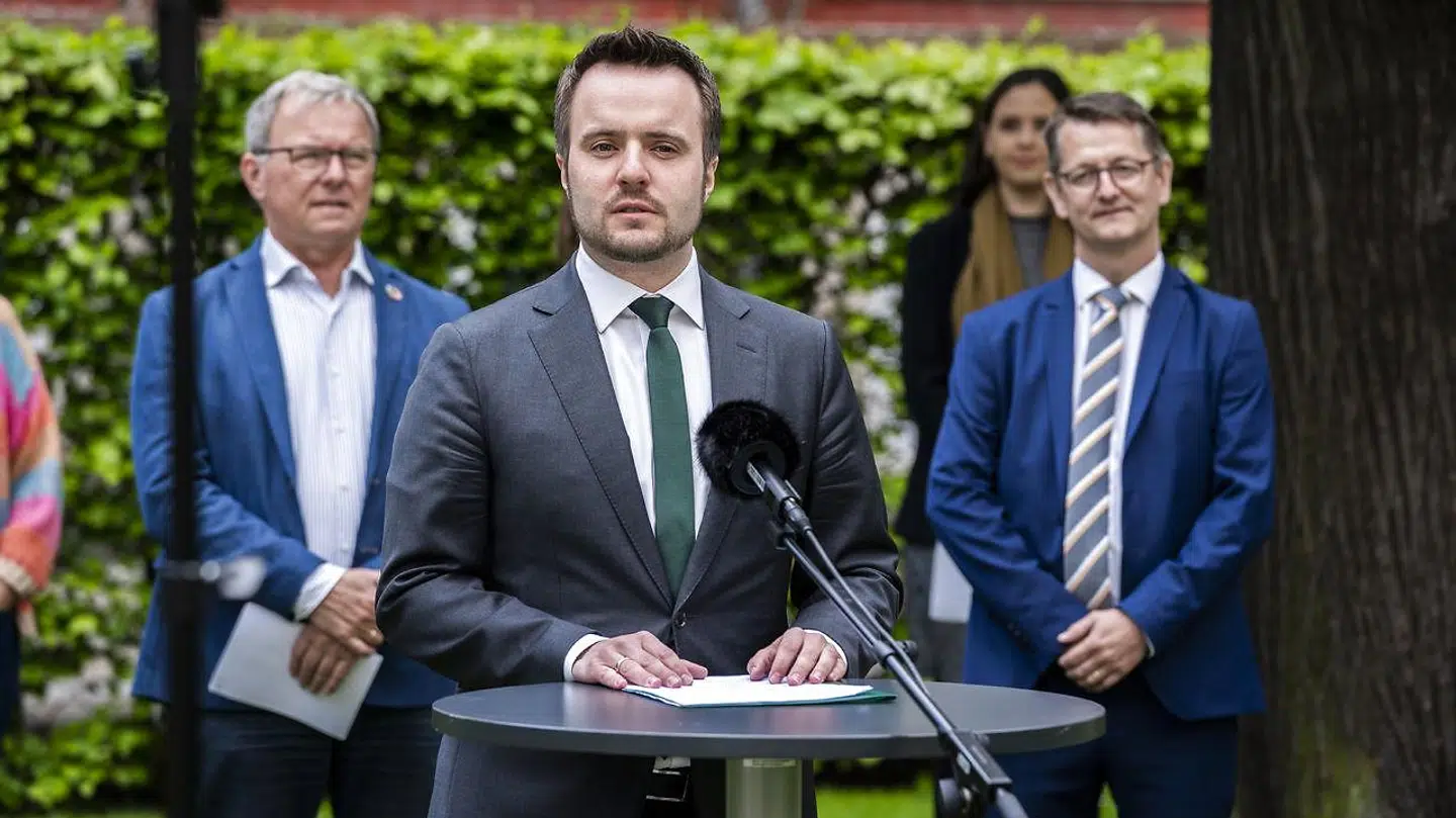 Erhvervsminister Simon Kollerup (S) førte an på tirsdagens tidlige pressemøde, hvor regeringen sammen med partierne SF, EL, RV, ALT, V, K, DF og LA indgik en aftale om hjælp til rejsebranchen.