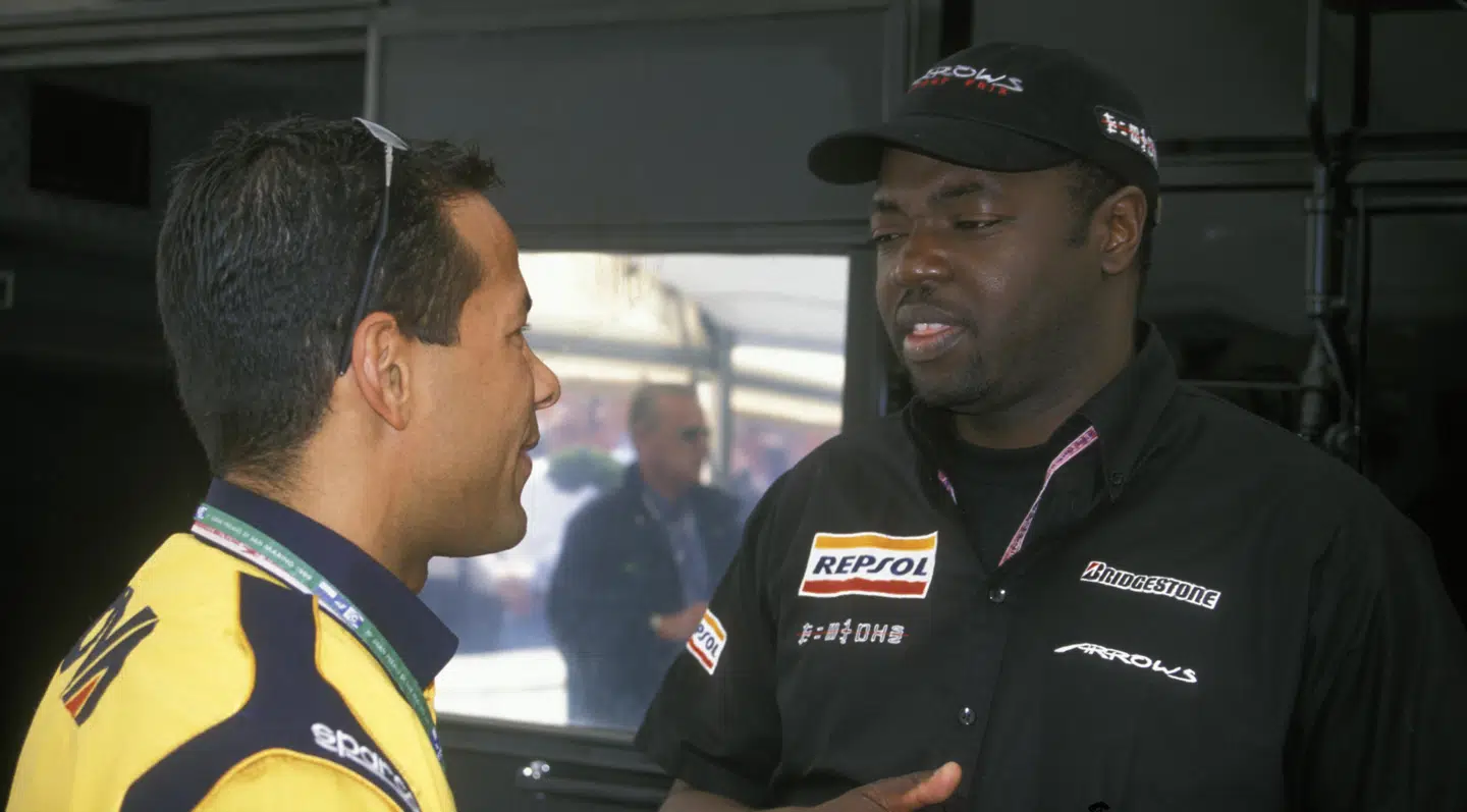 Den nigerianske prins Malik (th.) ville gøre Jason Watt til den første farvede Formel 1-kører.