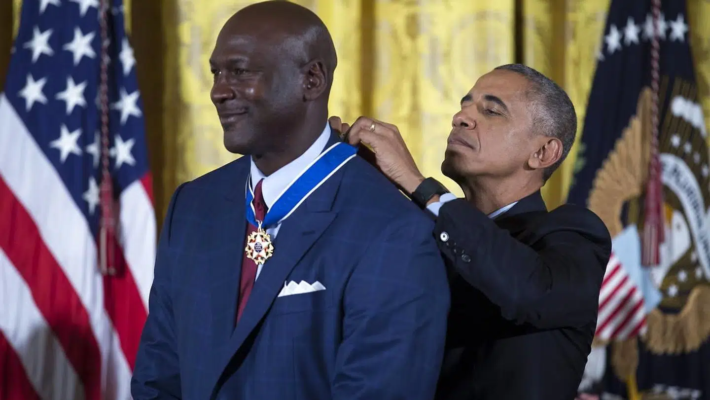 Michael Jordan får her en orden af tidligere præsident Barack Obama.