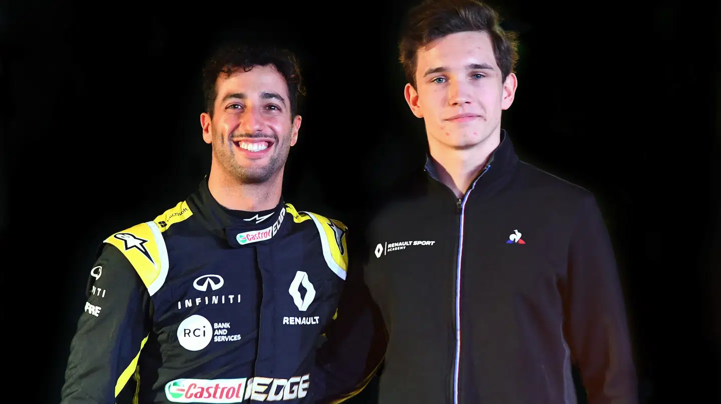 Renault-ledelsen nævner nu 18-årige Christian Lundgaard (t.h.) som en potentiel afløser for Daniel Ricciardo (t.v.) i Formel 1 2021.