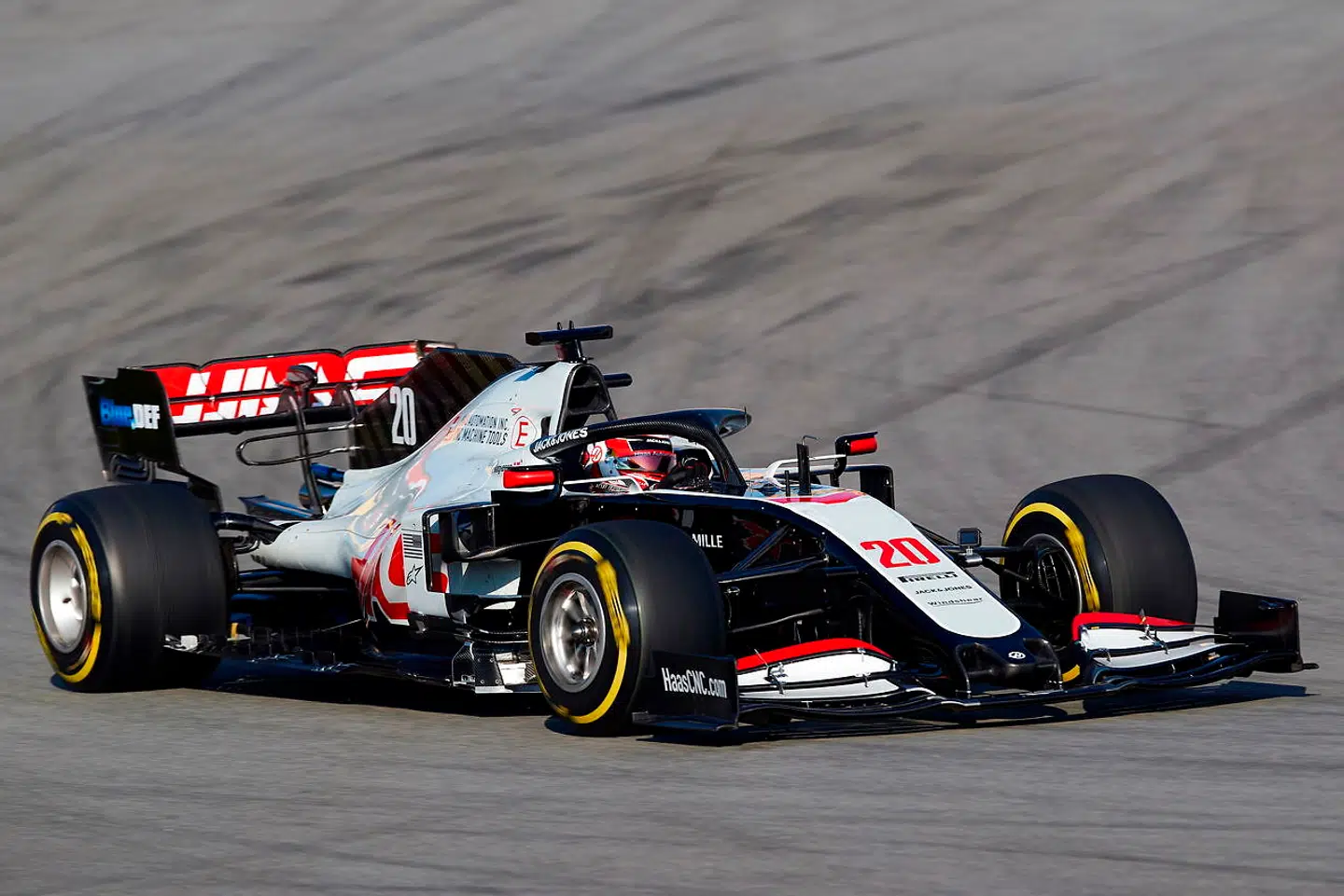 Kevin Magnussen testkører den nye Haas-racer ved Circuit de Barcelona-Catalunya i april.