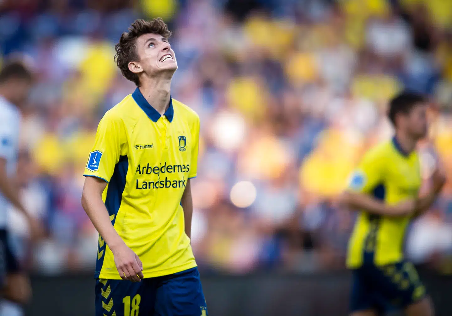 Brøndbys Jesper Lindstrøm er lige nu den helt store favorit i FIFA-turneringen Stay and Play Cup, hvor en række af de største fodboldklubber og stjerner er med.