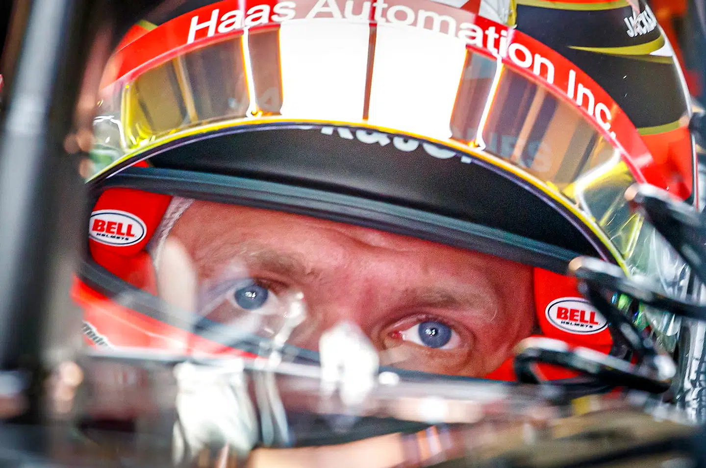 Kevin Magnussen kører i en lidt hurtigere bil, når det gælder racerløbene i Formel 1.