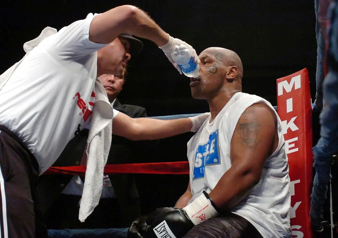 Træner Jeff Fenech ses her i ringhjørnet med Mike Tyson under en opvisningskamp i 2006.