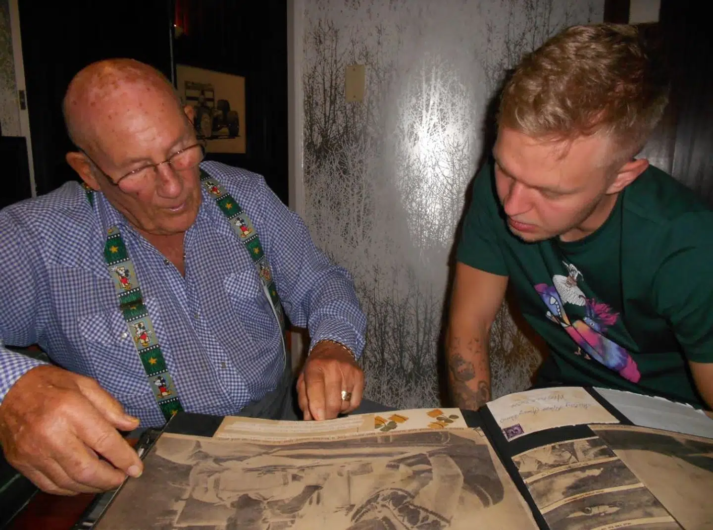 Kevin Magnussen og idolet Sir Stirling Moss.