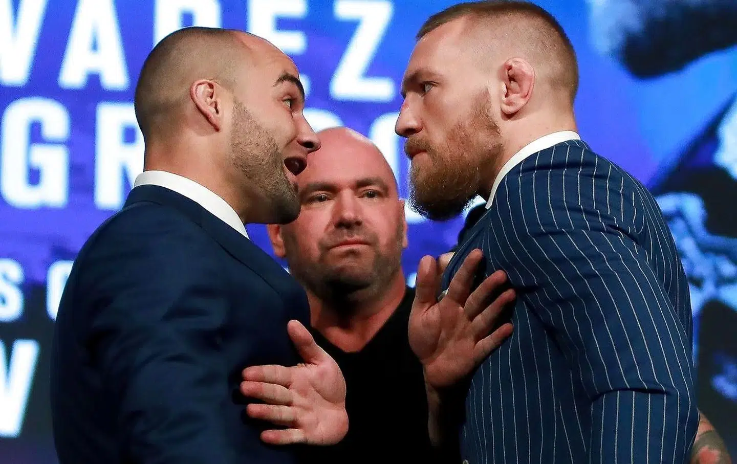 Dana White har tiligere måtte skille MMA-kæmpere ad. Her er det Eddie Alvarez (tv.) og Conor McGregor (th.).