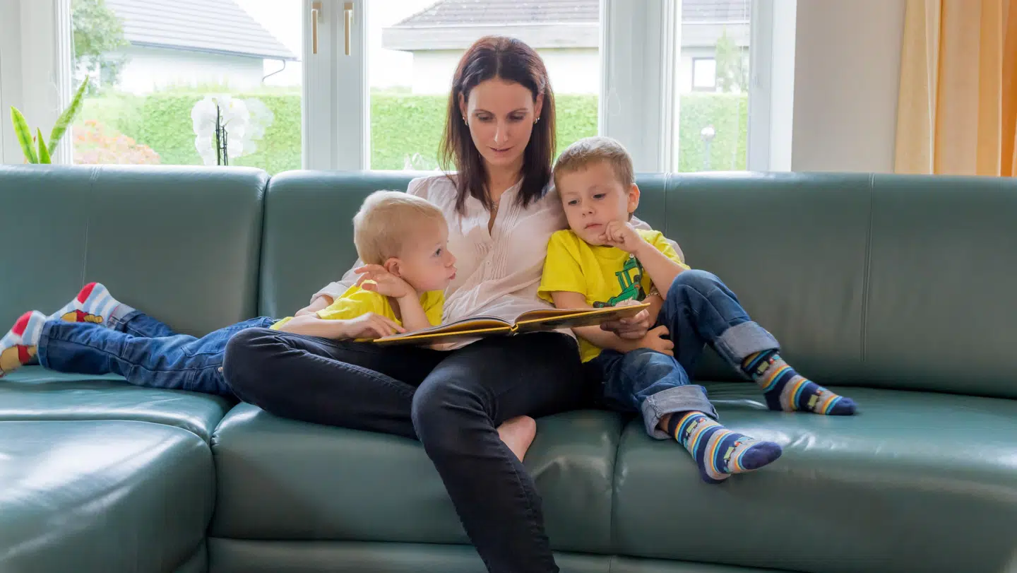 Udnyt den ekstra tid, du har fået sammen med dine børn, til højtlæsning. Det gavner på mange måder. (Foto: Colourbox)