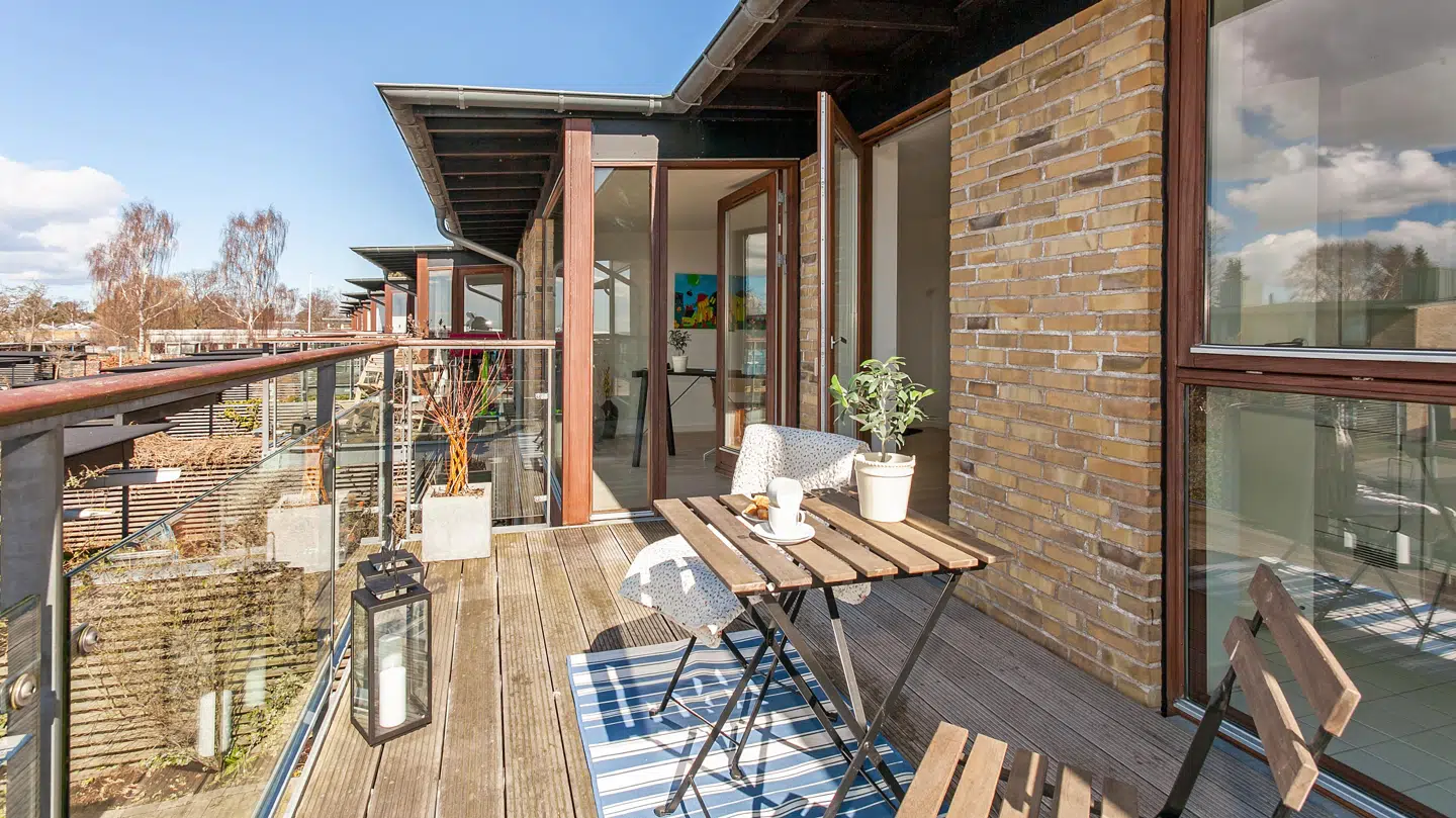 Det er nu, du skal tænke på at gøre altanen klar til de mange sommerdage og lyse nætter, der forhåbentlilg venter os. (Foto: Colourbox)