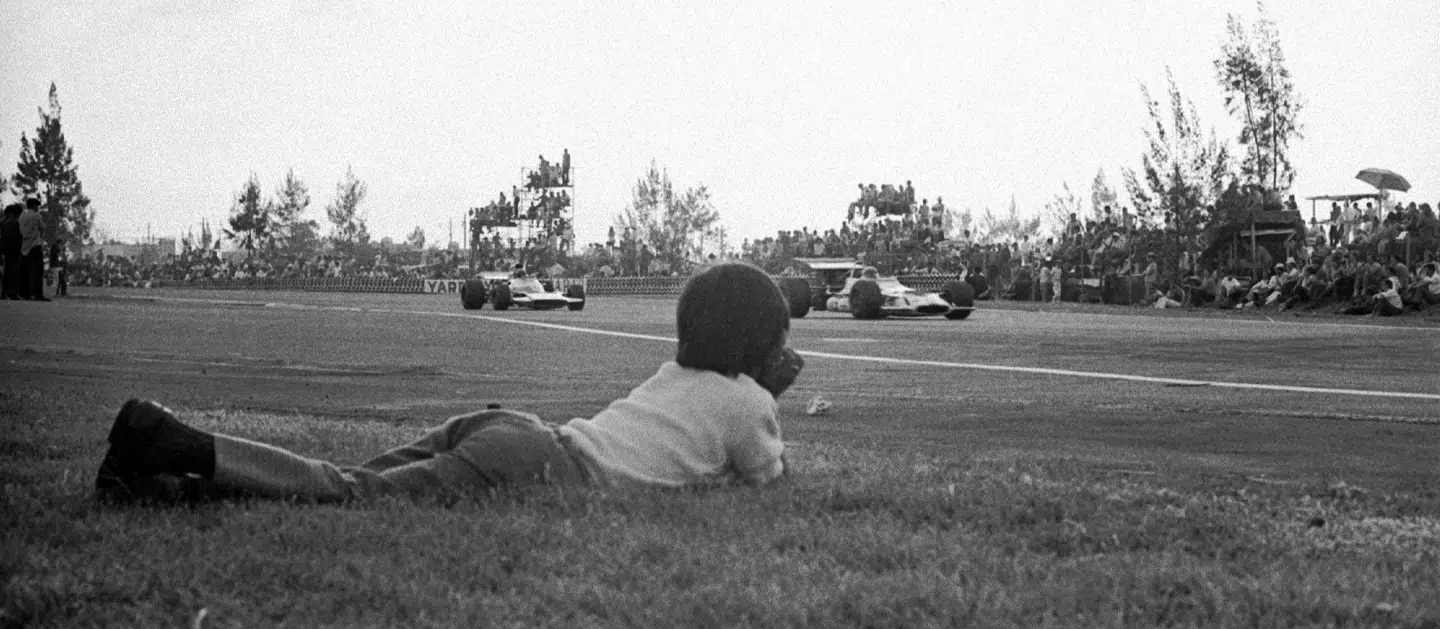 Tilskuerne invaderede banen under Mexicos Grand Prix i 1970, og små børn fulgte løbet fra græsset.