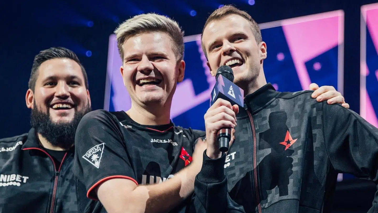 Astralis-træner Danny 'zonic' Sørensen (tv.) sammen med Andreas "Xyp9x" Højsleth (th.) og Peter "dupreeh" Rasmussen (i midten).