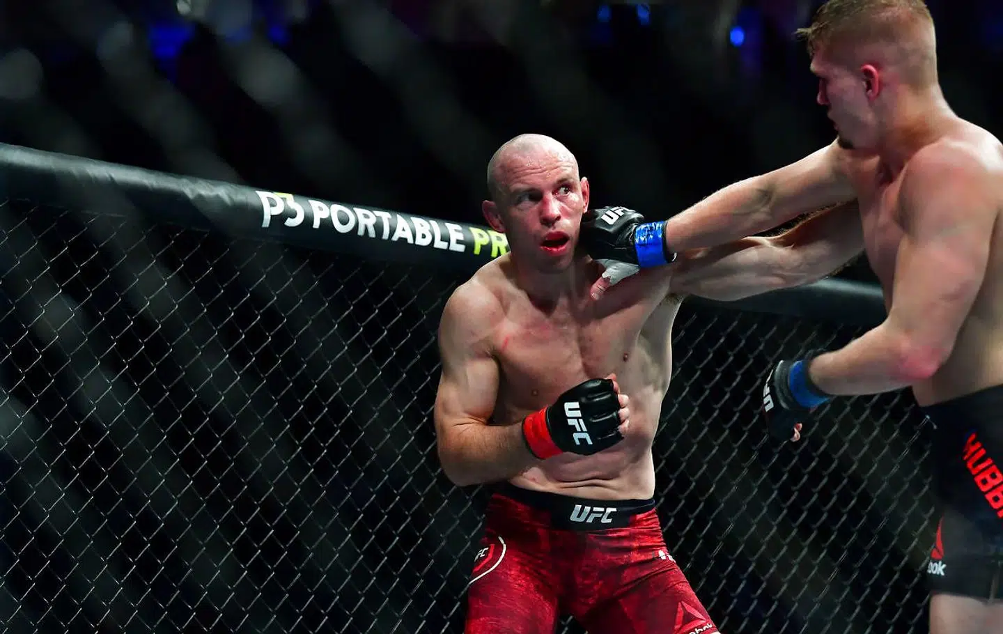 Mark O. Madsen brækkede kæben under kampen mod Austin Hubbard.