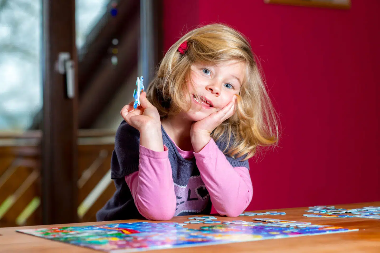 Skoler og pasningstilbud er lukkede, så børnene skal underholdes og aktiveres derhjemme. (Foto: Scanpix)