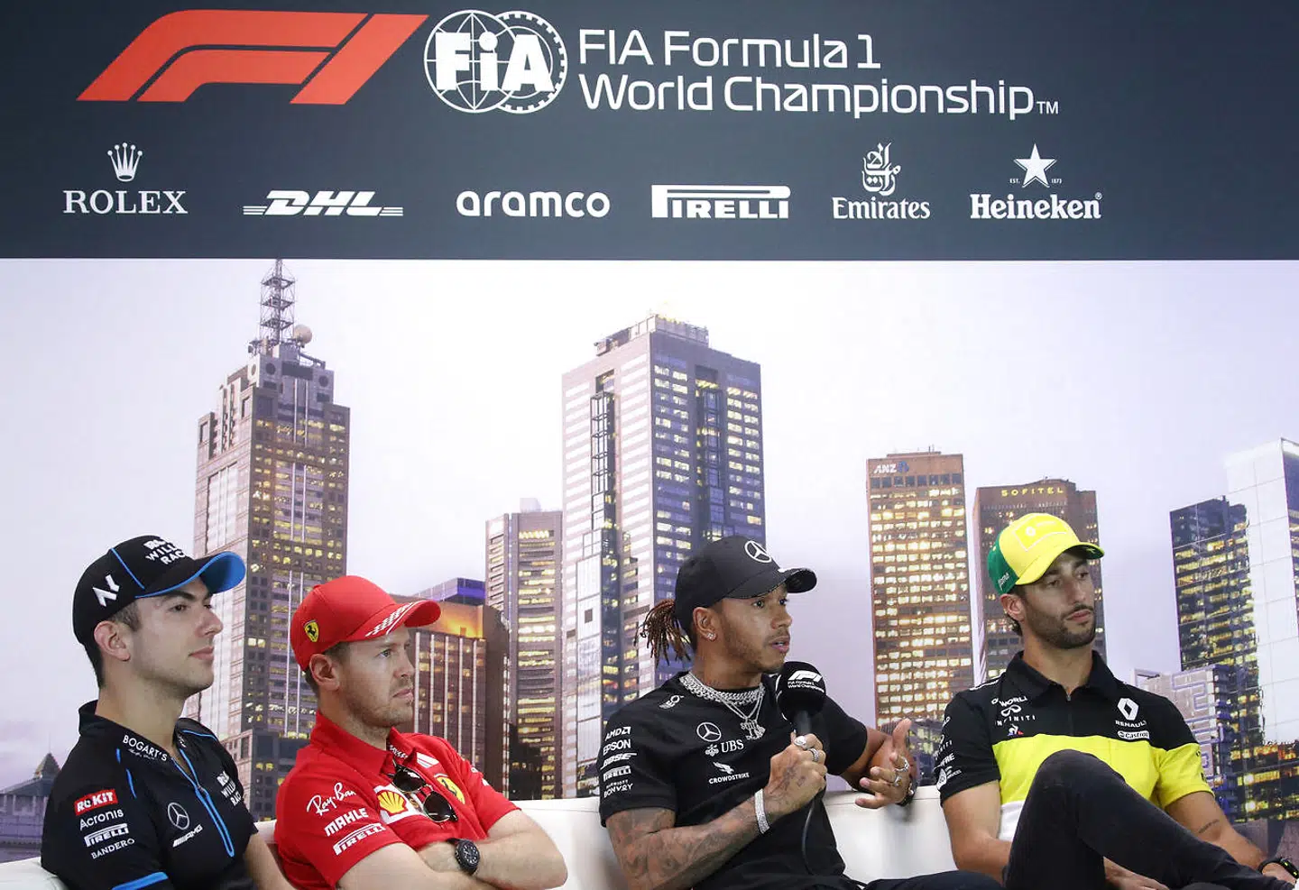 Lewis Hamilton (nummer to fra højre) på pressemødet med Nicholas Latifi (tv.), Sebastian Vettel og Daniel Ricciardo (th.).