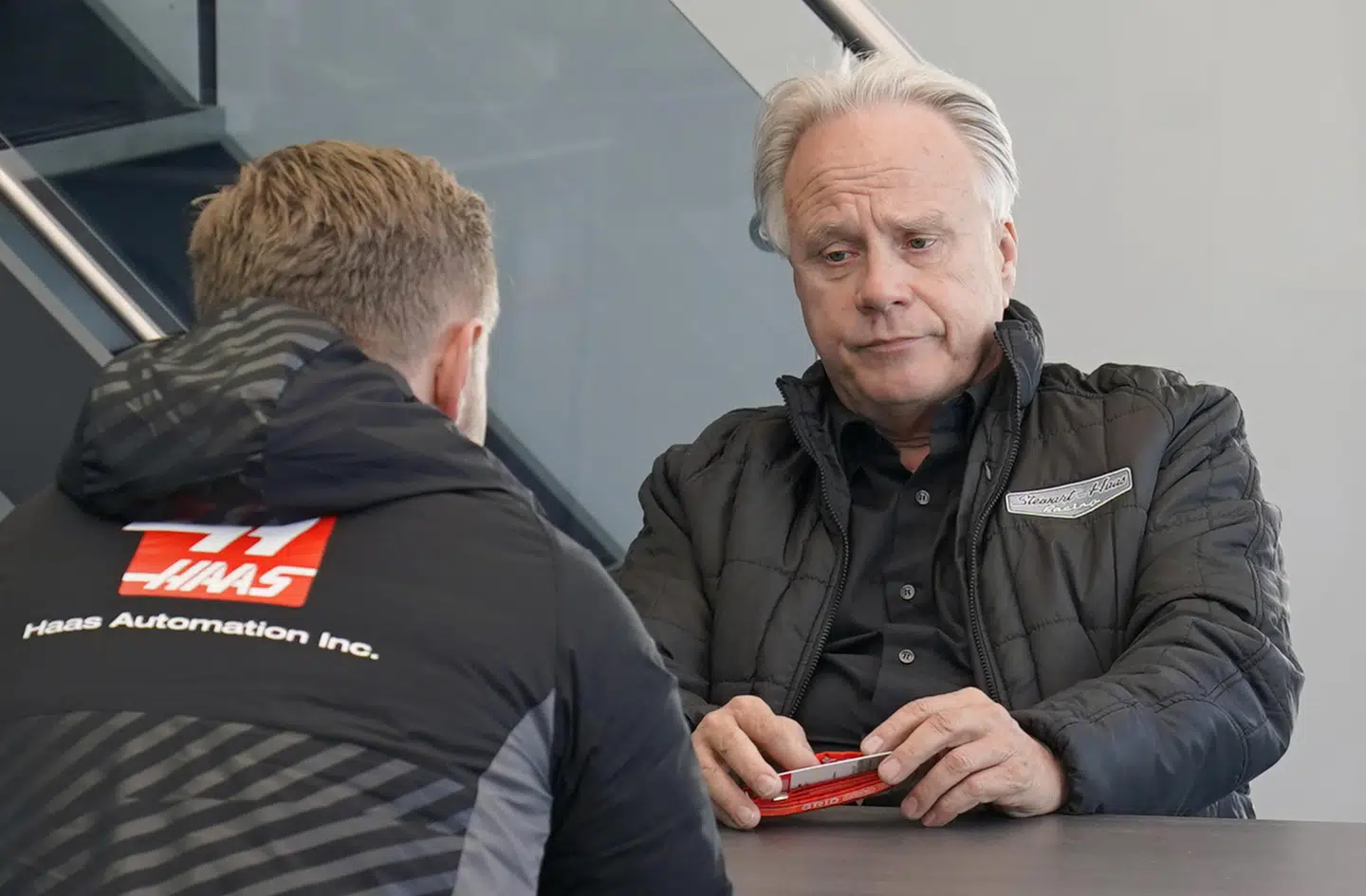 Kevin Magnussen i snak med teambossen Gene Haas.