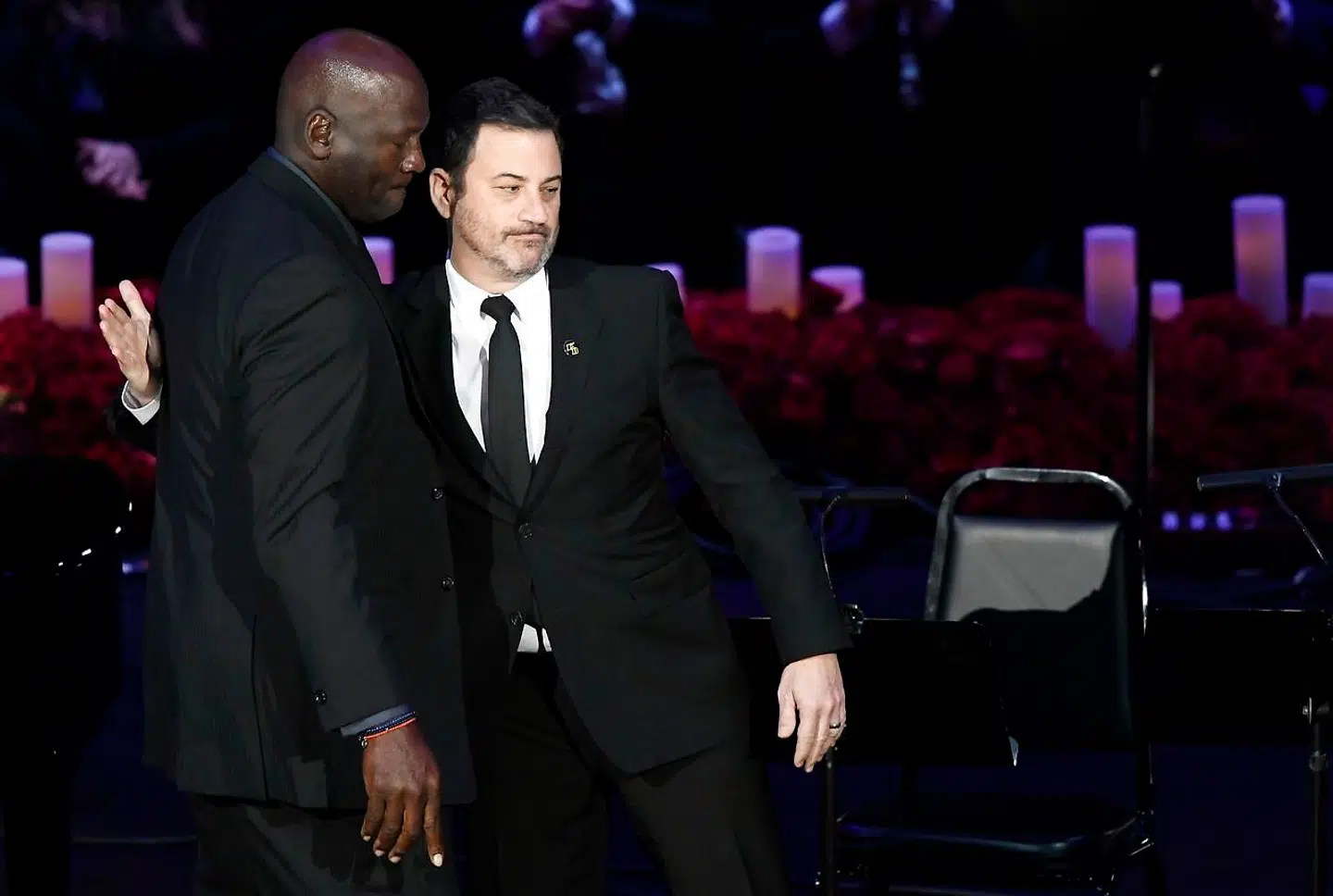 Talkshow-vært Jimmy Kimmel byder Michael Jordan velkommen på scenen.