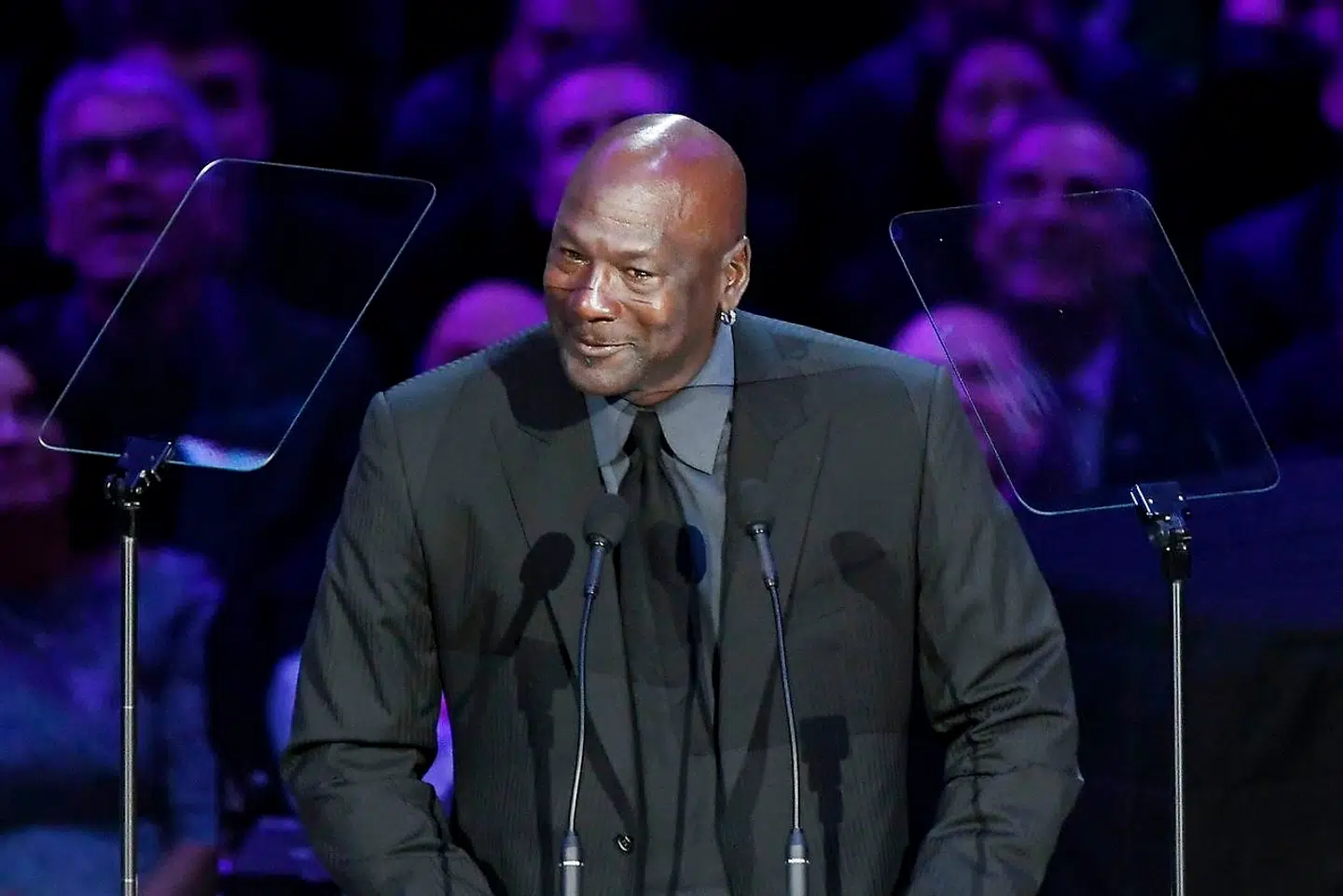 Der var også plads til et smil på scenen og i salen under Michael Jordans tale.