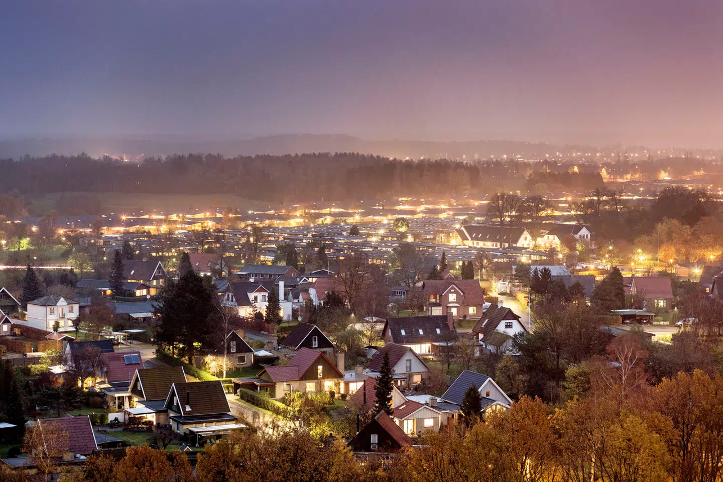 Udviklingen i henholdsvis borgernes indkomster og huspriserne følges slet ikke ad i landets kommuner. Og der er store forskelle på, hvad der over fem år er løbet hurtigst i den enkelte kommune.
