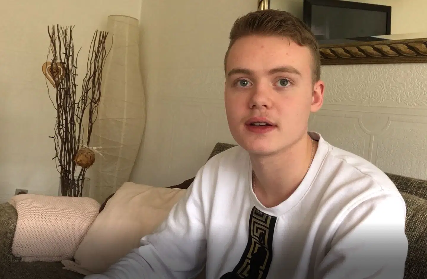 17-årige Marcus Alexander Aroli blev helt umotiveret slået ned på Albertslund Station 9. februar. Han er dybt påvirket af overfaldet og tør knap forlade sit hjem. I alt ni personer af en gruppe på cirka 30 unge overdængede ham med slag og spark, mens hans kun 12-årige søster hjælpeløst så til.