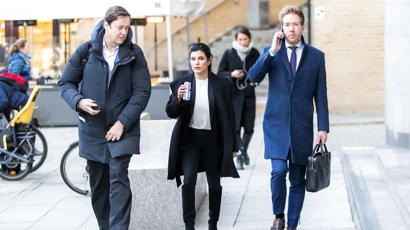 Aylar Lie (i midten) og hendes advokat John Christian Elden ankommer til retten i Oslo.